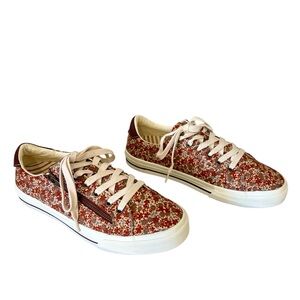 Taos Z soul sneaker canvas floral burgundy sz 10 Wide casual comfort zipper